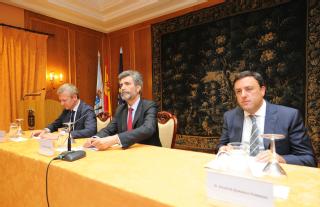 El presidente del TS y del CGPJ, Carlos Lesmes, junto al vicepresidente de la Xunta, Alfonso Rueda, y el presidente de la Diputación provincial, Valentín González Formoso